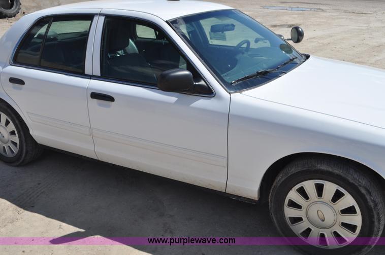 image for item G7437 2010 Ford Crown Victoria