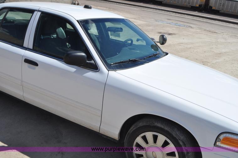 image for item G7437 2010 Ford Crown Victoria