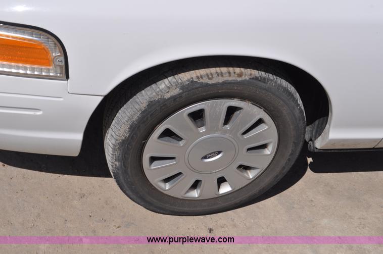 image for item G7437 2010 Ford Crown Victoria