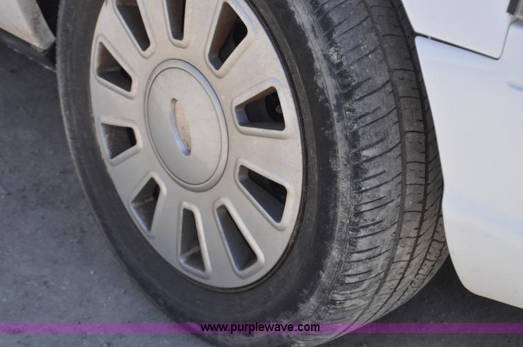 image for item G7437 2010 Ford Crown Victoria