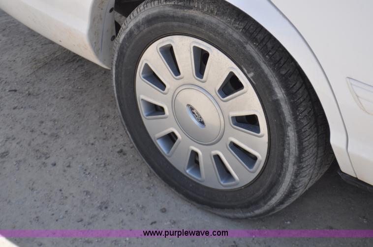 image for item G7437 2010 Ford Crown Victoria