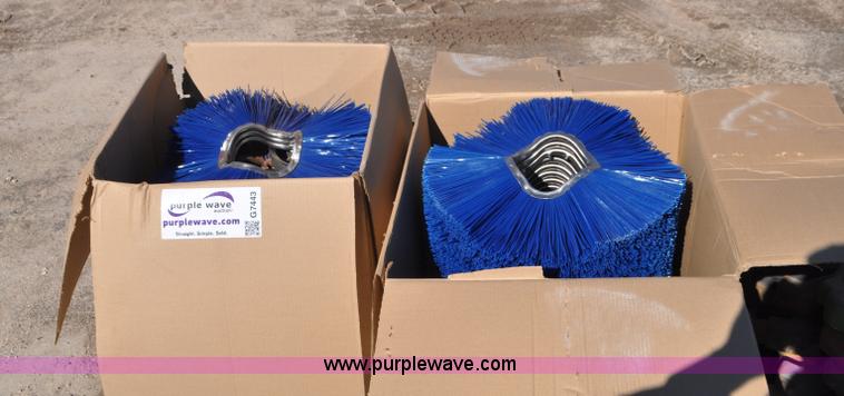 image for item G7443 Kubota L2162 broom brushes