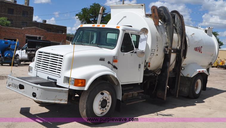 image for item G7448 2001 International 4900 refuse truck
