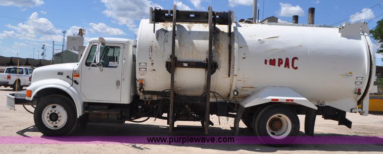 image for item G7448 2001 International 4900 refuse truck