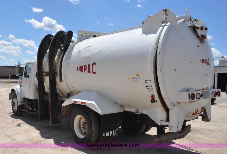 image for item G7448 2001 International 4900 refuse truck