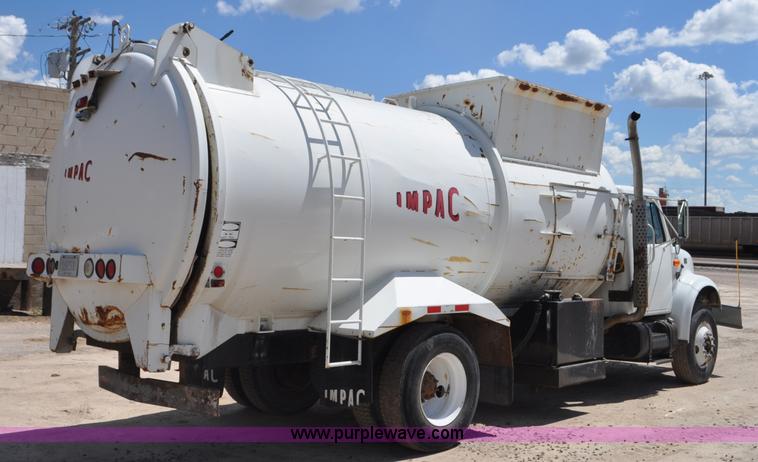 image for item G7448 2001 International 4900 refuse truck