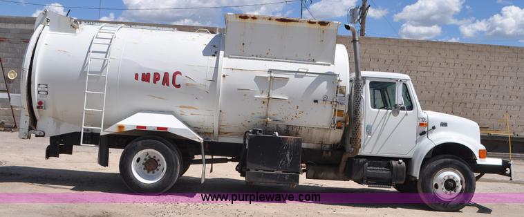 image for item G7448 2001 International 4900 refuse truck