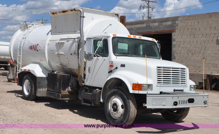 image for item G7448 2001 International 4900 refuse truck