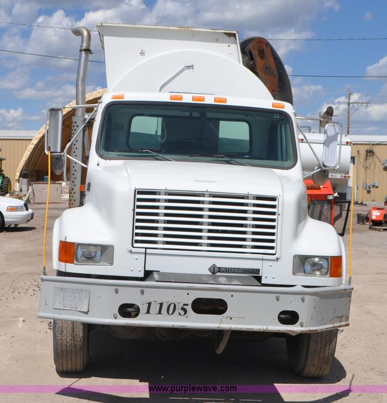 image for item G7448 2001 International 4900 refuse truck