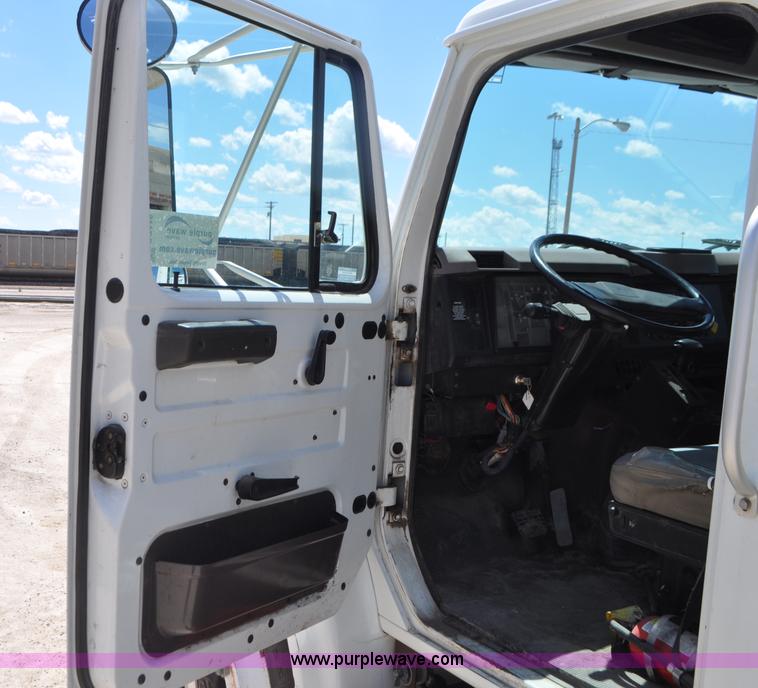 image for item G7448 2001 International 4900 refuse truck