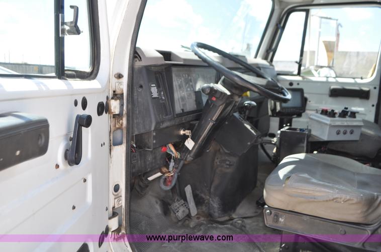 image for item G7448 2001 International 4900 refuse truck