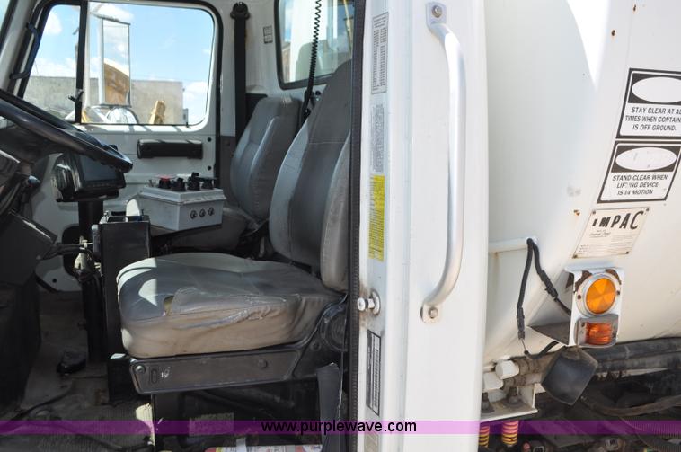 image for item G7448 2001 International 4900 refuse truck