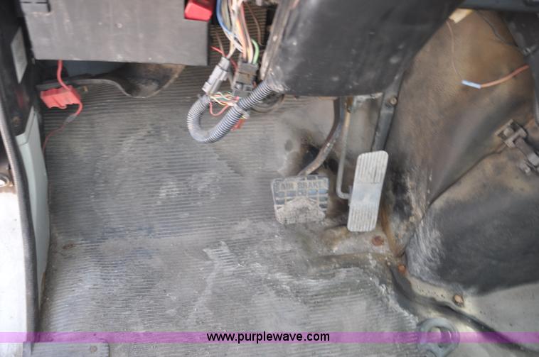 image for item G7448 2001 International 4900 refuse truck