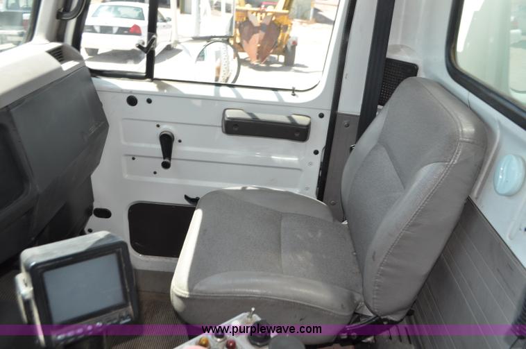 image for item G7448 2001 International 4900 refuse truck