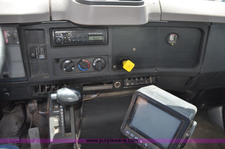 image for item G7448 2001 International 4900 refuse truck