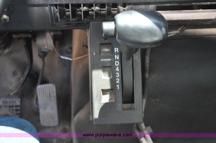 image for item G7448 2001 International 4900 refuse truck