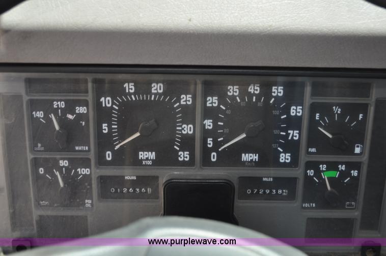 image for item G7448 2001 International 4900 refuse truck