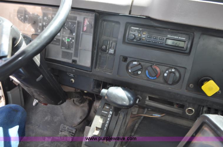 image for item G7448 2001 International 4900 refuse truck