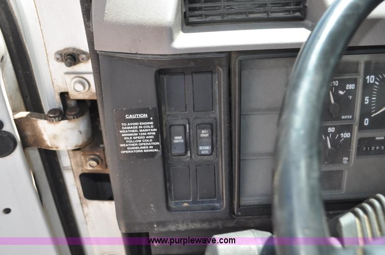 image for item G7448 2001 International 4900 refuse truck