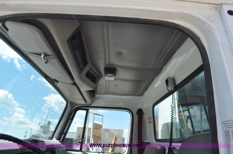 image for item G7448 2001 International 4900 refuse truck