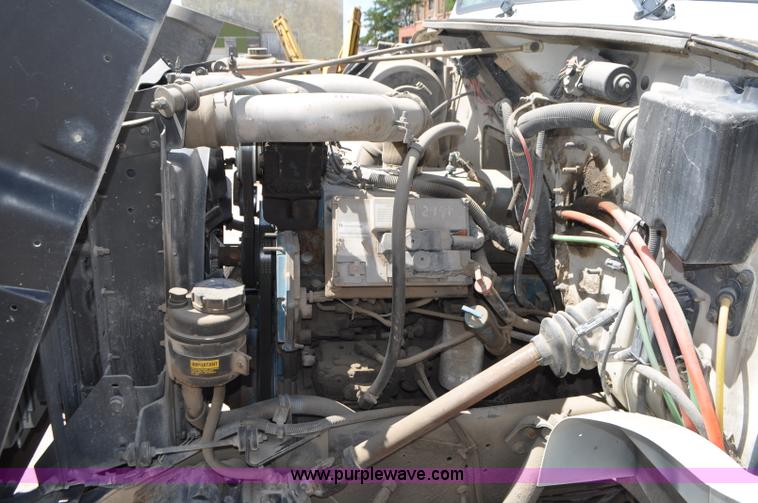 image for item G7448 2001 International 4900 refuse truck