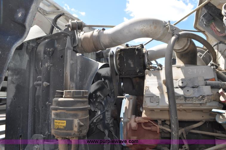 image for item G7448 2001 International 4900 refuse truck