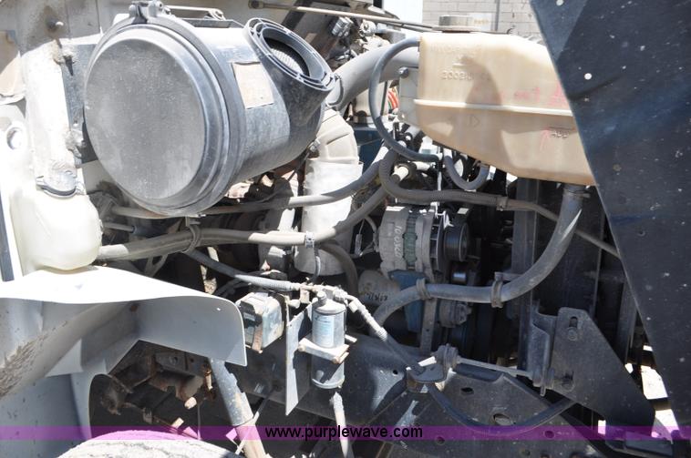 image for item G7448 2001 International 4900 refuse truck