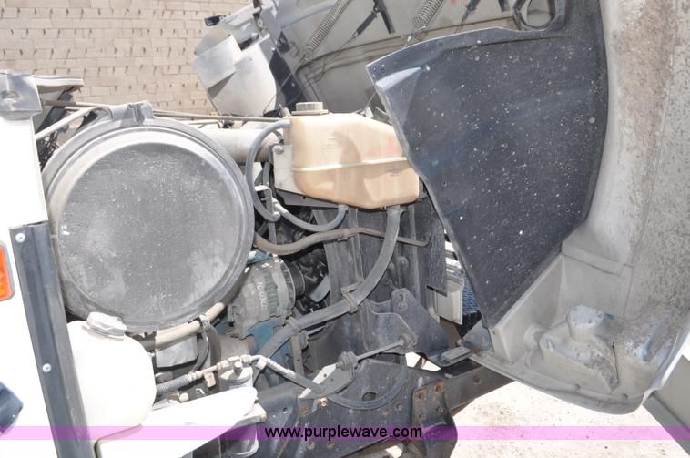 image for item G7448 2001 International 4900 refuse truck