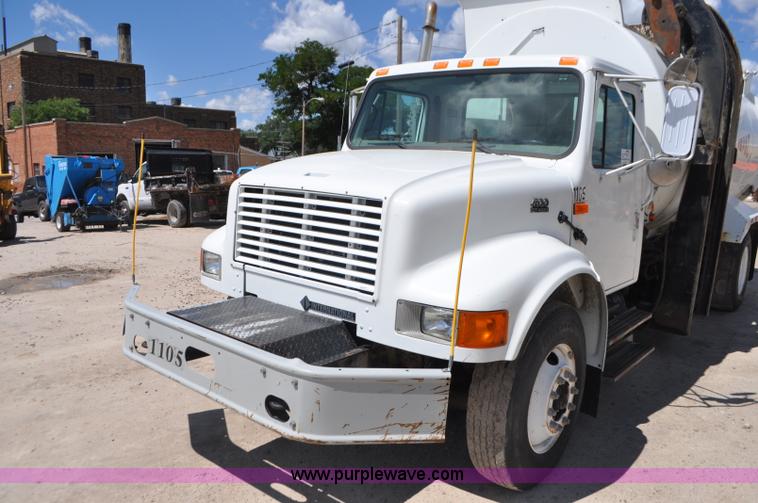 image for item G7448 2001 International 4900 refuse truck
