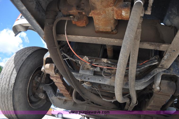 image for item G7448 2001 International 4900 refuse truck