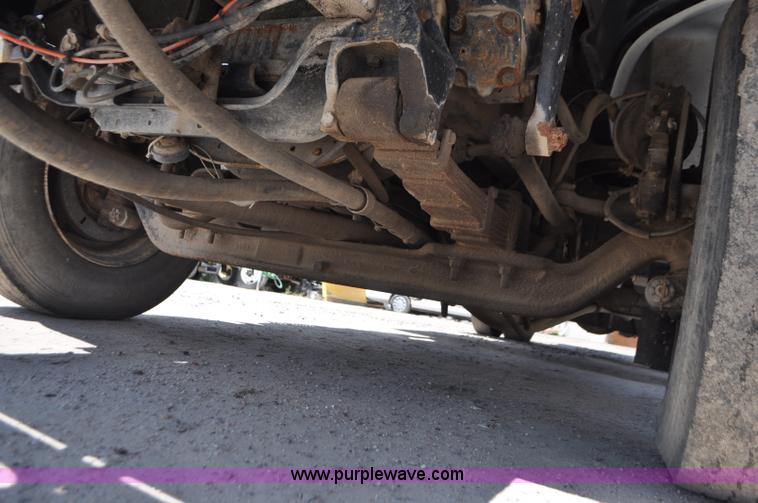 image for item G7448 2001 International 4900 refuse truck