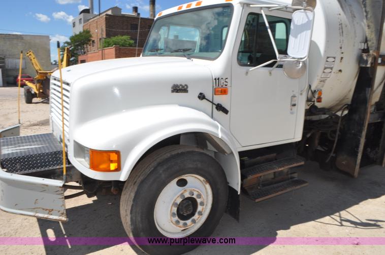 image for item G7448 2001 International 4900 refuse truck
