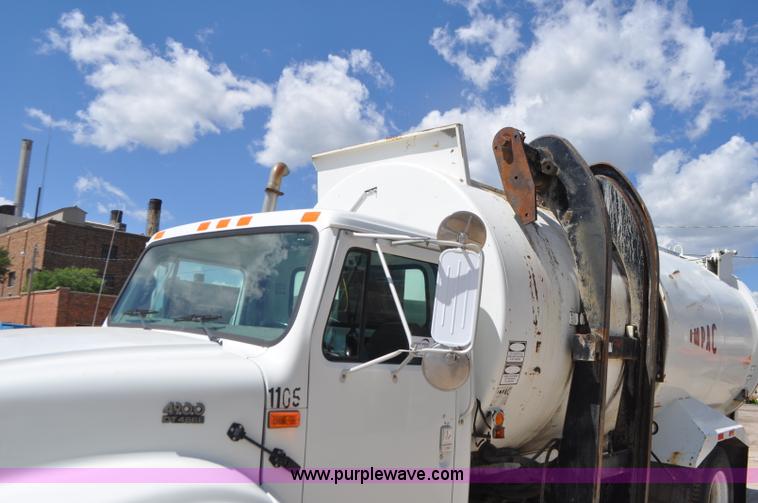 image for item G7448 2001 International 4900 refuse truck
