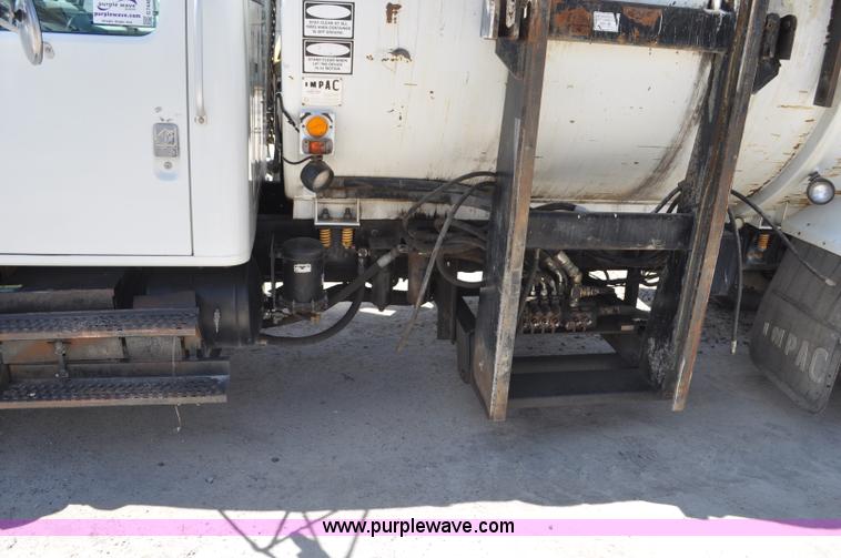 image for item G7448 2001 International 4900 refuse truck