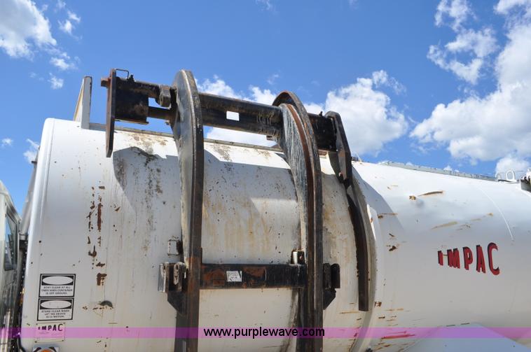 image for item G7448 2001 International 4900 refuse truck