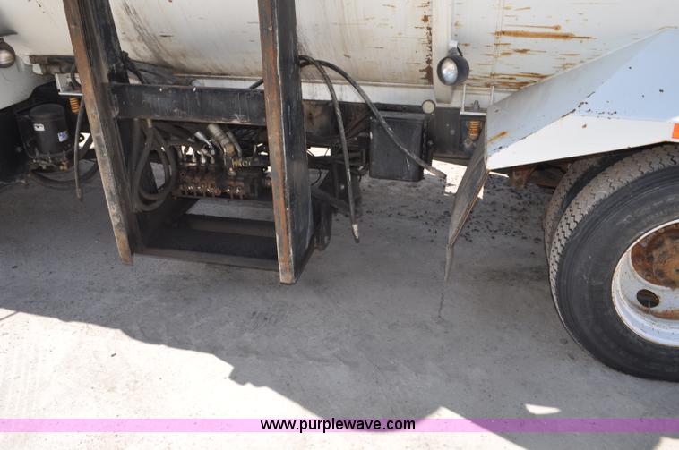 image for item G7448 2001 International 4900 refuse truck