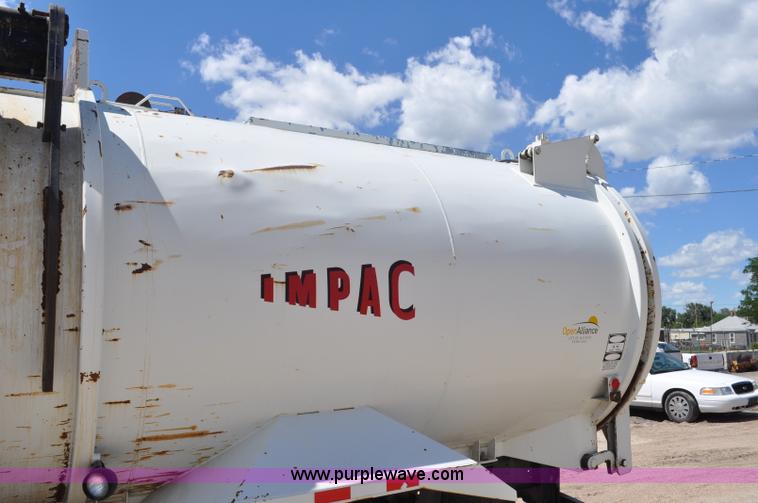 image for item G7448 2001 International 4900 refuse truck