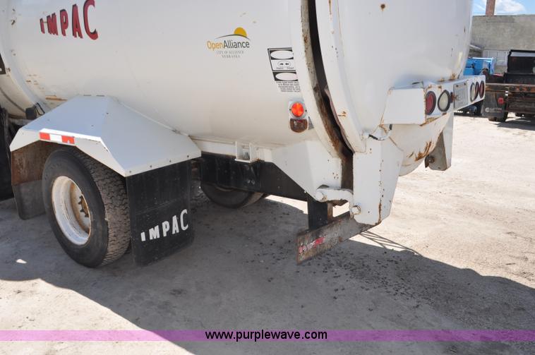 image for item G7448 2001 International 4900 refuse truck