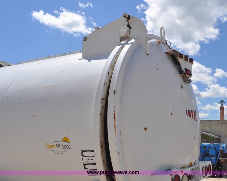 image for item G7448 2001 International 4900 refuse truck