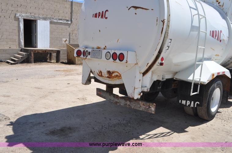 image for item G7448 2001 International 4900 refuse truck