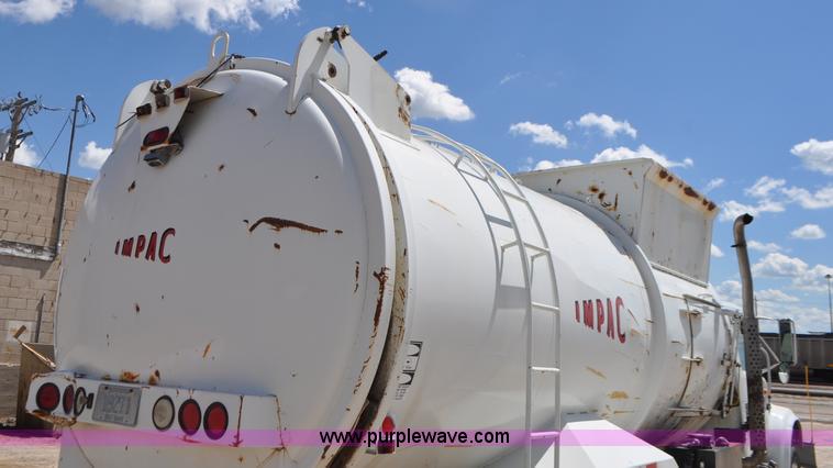 image for item G7448 2001 International 4900 refuse truck