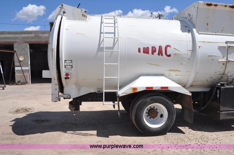 image for item G7448 2001 International 4900 refuse truck