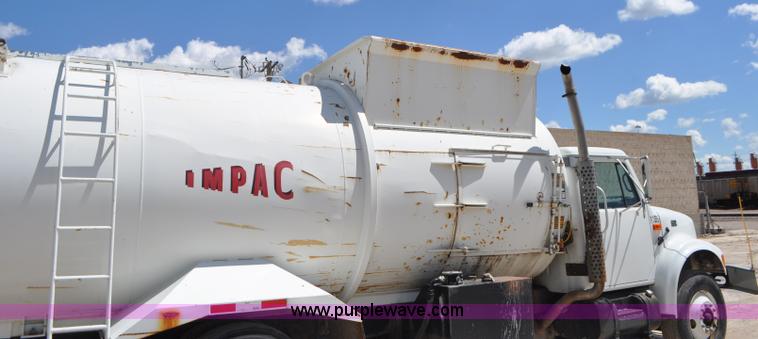 image for item G7448 2001 International 4900 refuse truck