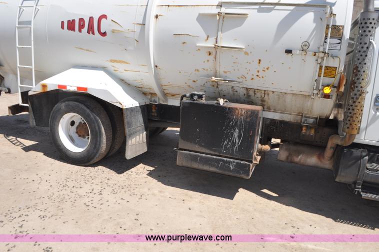 image for item G7448 2001 International 4900 refuse truck