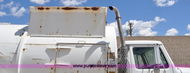 image for item G7448 2001 International 4900 refuse truck