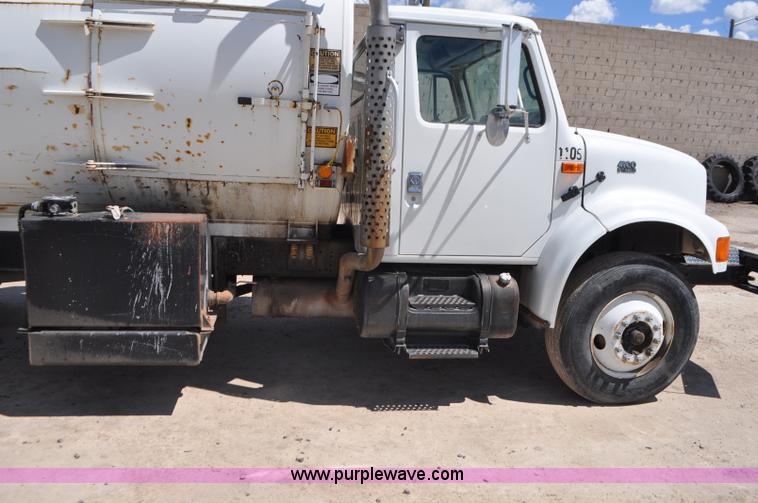 image for item G7448 2001 International 4900 refuse truck