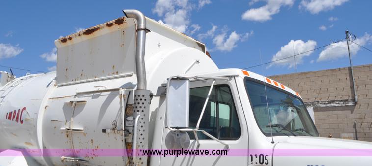 image for item G7448 2001 International 4900 refuse truck