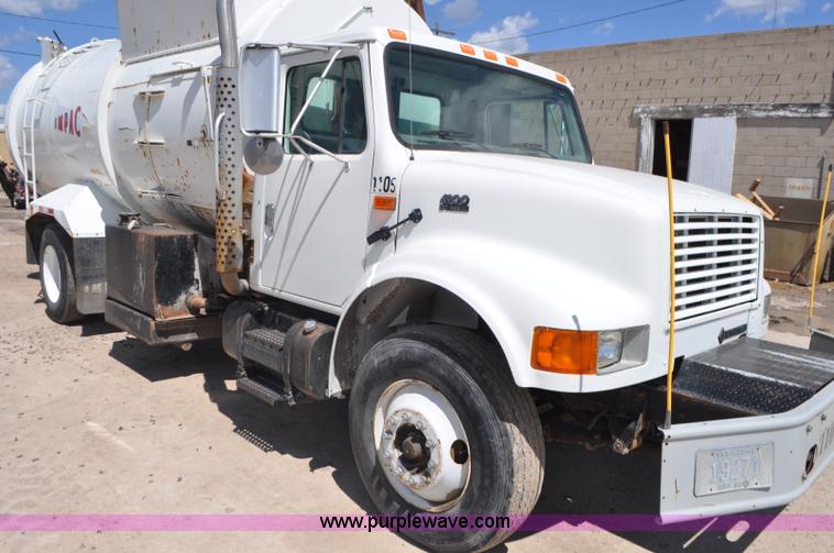 image for item G7448 2001 International 4900 refuse truck