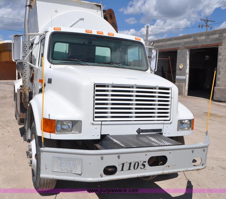 image for item G7448 2001 International 4900 refuse truck