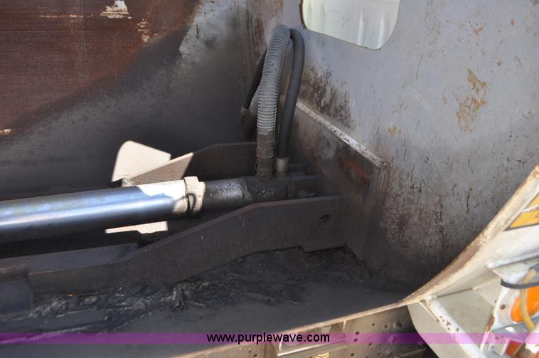 image for item G7448 2001 International 4900 refuse truck